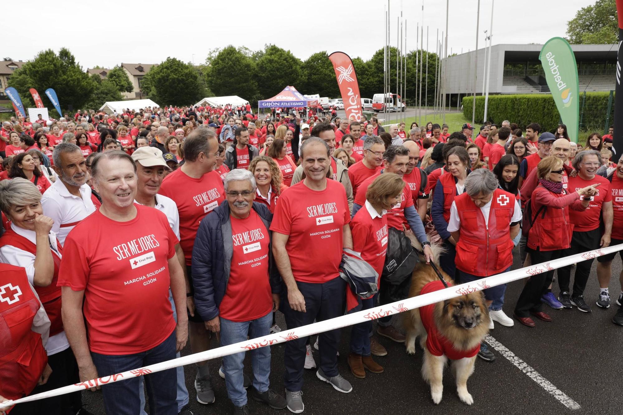 Así fue la marcha solidaria de Cruz Roja en Gijón (en imágenes)