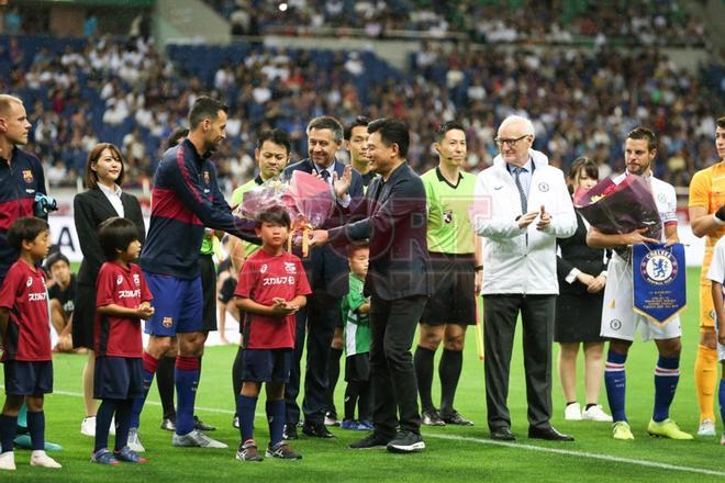 Josep Maria Bartomeu y el presidente de Rakuten, Hiroshi Mikitani, saludan a los jugadores antes del comienzo del primer partido de pretemporada del FC Barcelona contra el Chelsea, amistoso correspondiente a la Rakuten Cup y disputado en el estadio S