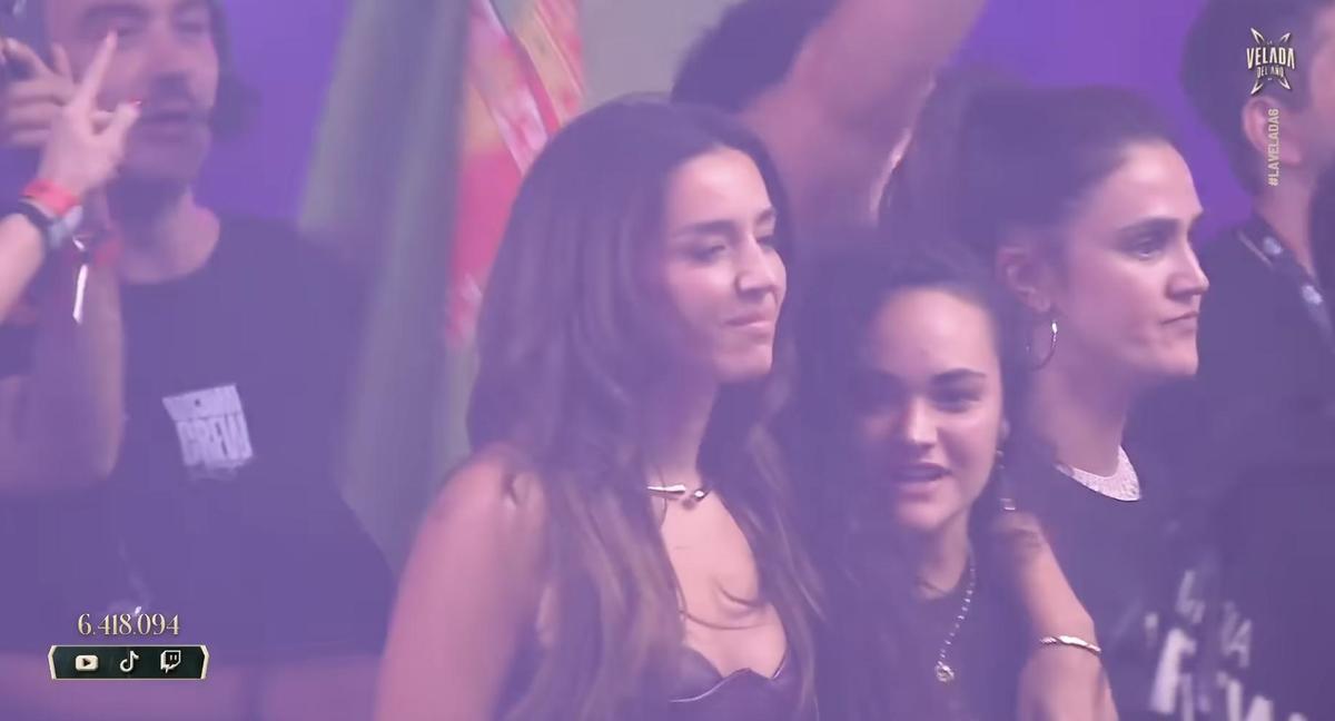 Lola índigo junto a la hermana de IlloJuan en La Velada del Año 6