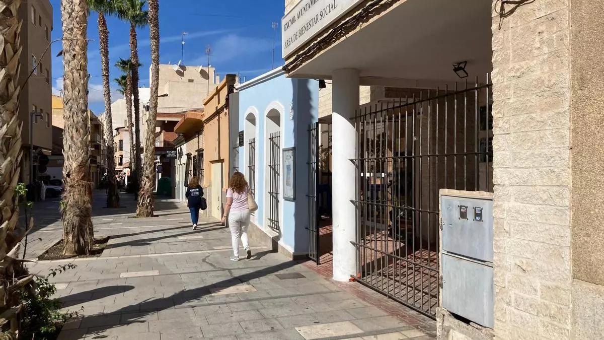 Dependencias principales de Servicios Sociales del Ayuntamiento de Torrevieja en la calle Torrevejenses Ausentes