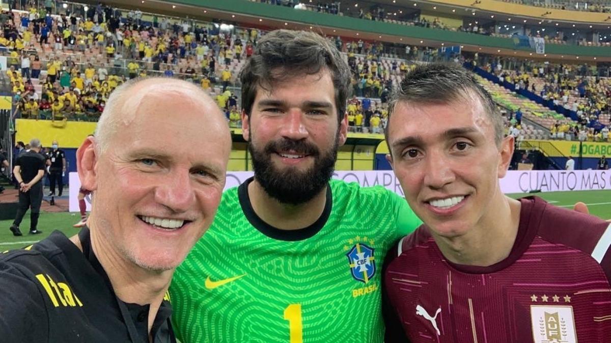 Cláudio Taffarel, con Alisson Becker y Fernando Muslera al término del Brasil - Uruguay