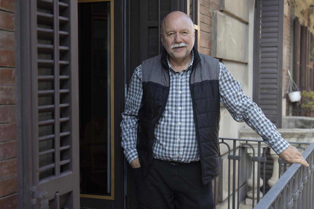 Andréi Kurkov, escritor ucraniano, en el Eixample de Barcelona.