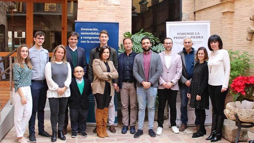 Ganadores, representantes de la fábrica, el alcalde de Sagunt y jurado.