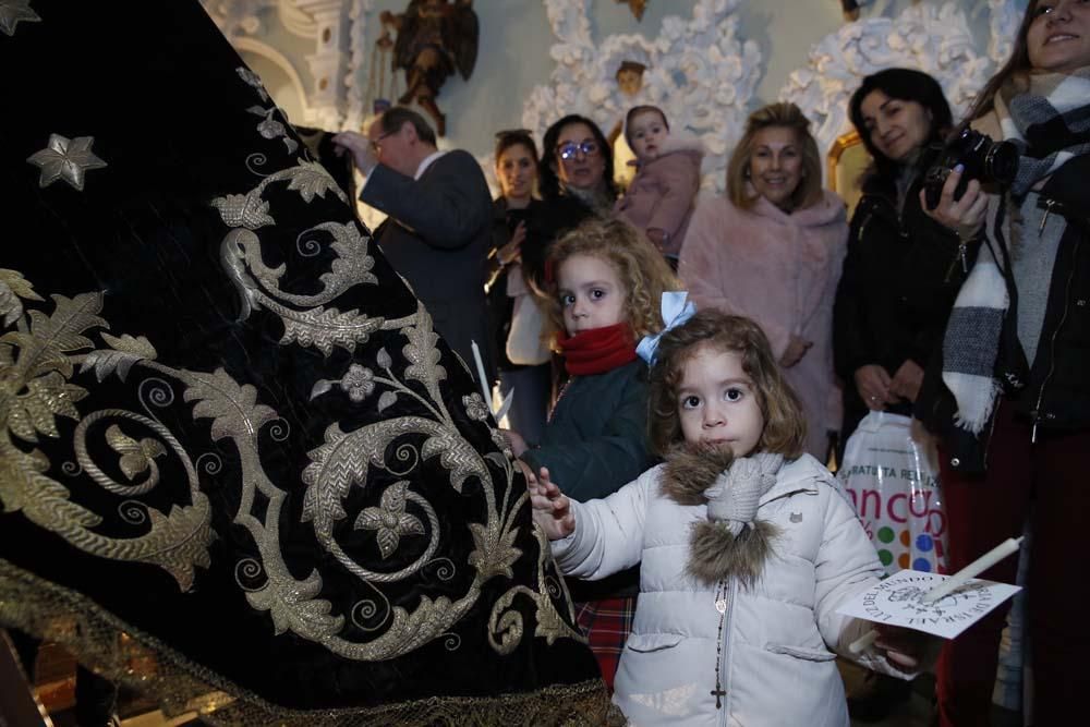 Los niños celebran la Candelaria bajo el manto de los Dolores