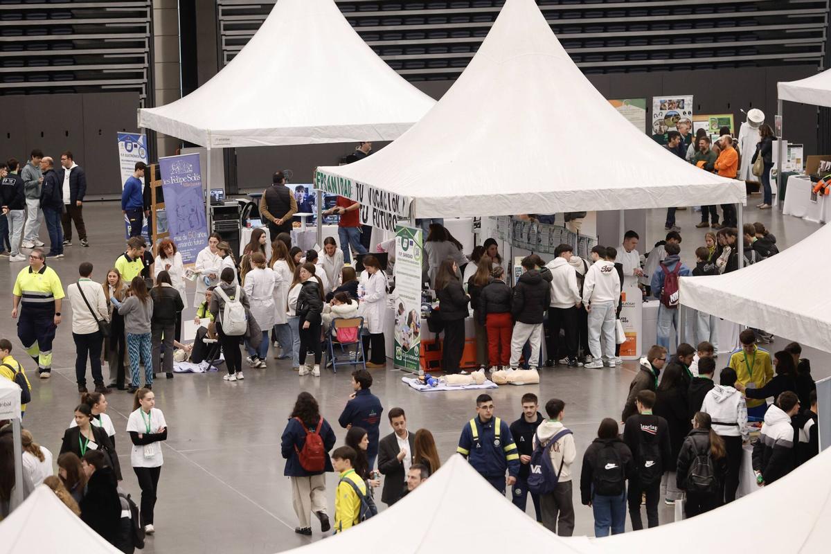 Córdoba. La directora general de Formación Profesional y Educación Permanente, Inmaculada Troncoso, y el delegado territorial de Desarrollo Educativo y Formación Profesional, Diego Copé, asisten a la inauguración de la I Feria de Formación Profesional de Córdoba. Centro de Exposiciones, Ferias y Convenciones