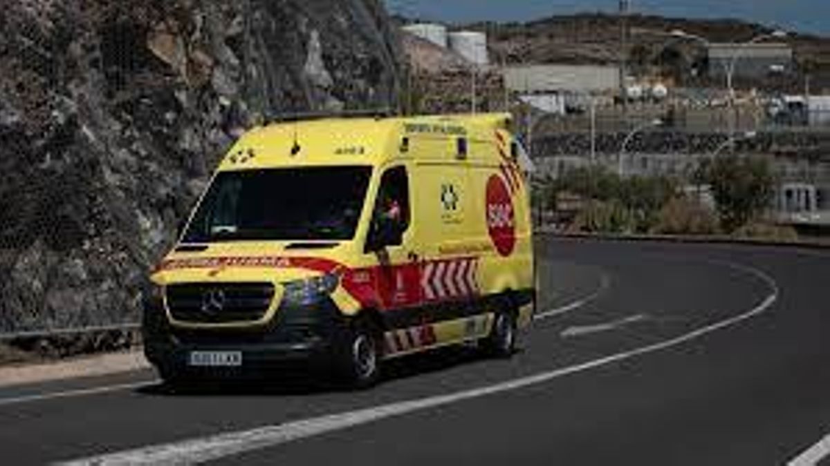Un afectado por el vuelco de un vehículo en Tenerife.