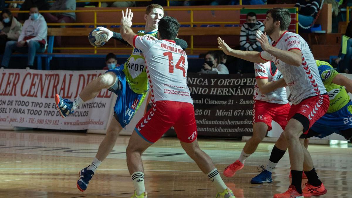 Nico Bono se dispone a lanzar en el último derbi autonómico disputado por el BM Zamora Enamora.