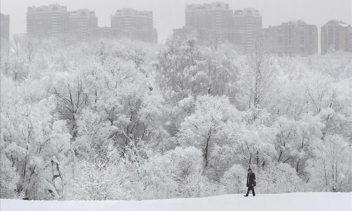 Un hombre camina por un parque cubierto de nieve este miércoles en Moscú, Rusia.