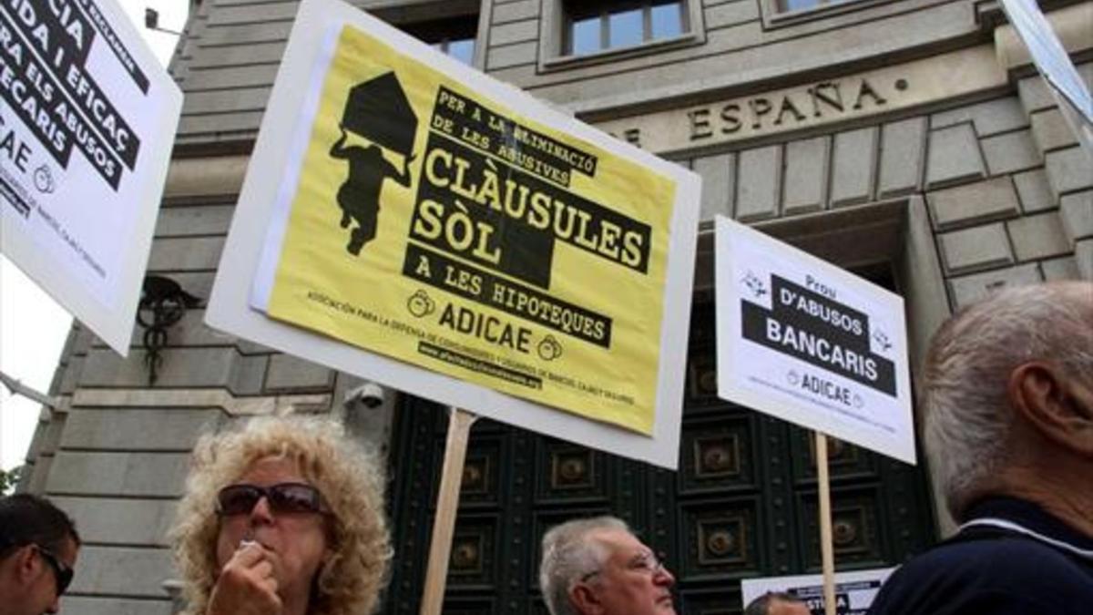 Protesta contra las cláusulas suelo ante la sede del Banco de España en Barcelona, en junio del 2015.