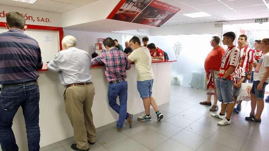 Aficionados en las oficinas de El Molinón el pasado domingo.