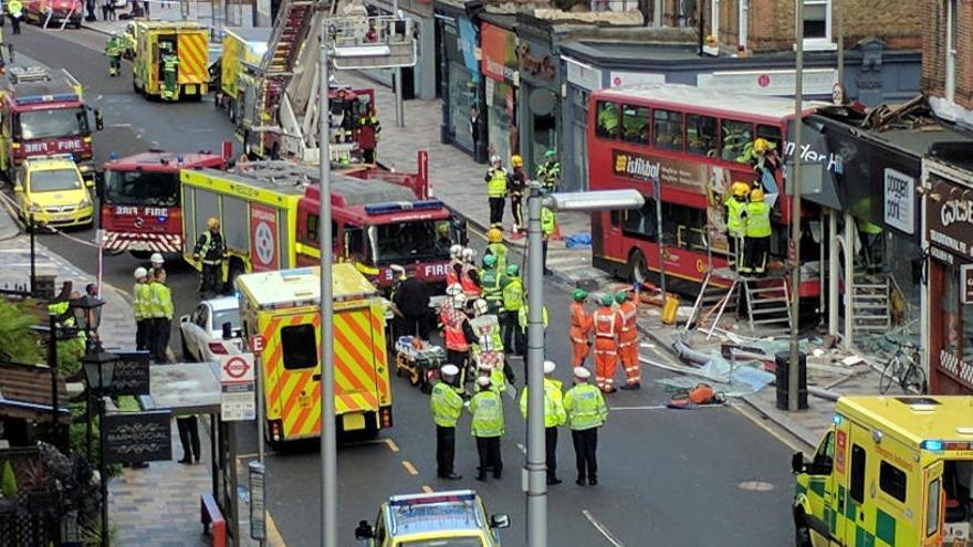 Un autobús s&#039;estavella contra una botiga a Londres