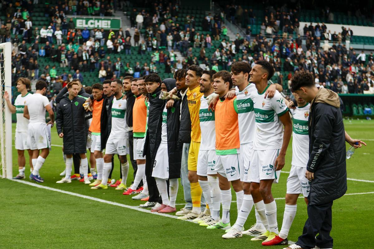 Los jugadores del Elche agradecen a los aficionados el apoyo tras el triunfo contra el Mallorca
