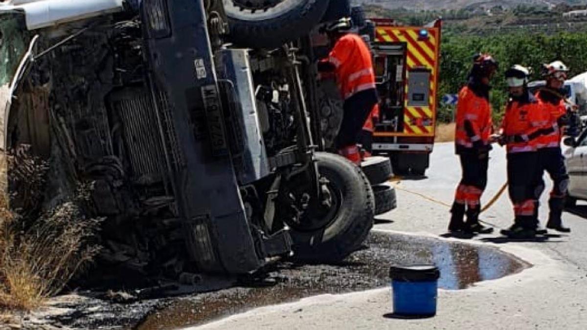 Bomberos del CPB en el accidente de tráfico de un camión en Benamocarra