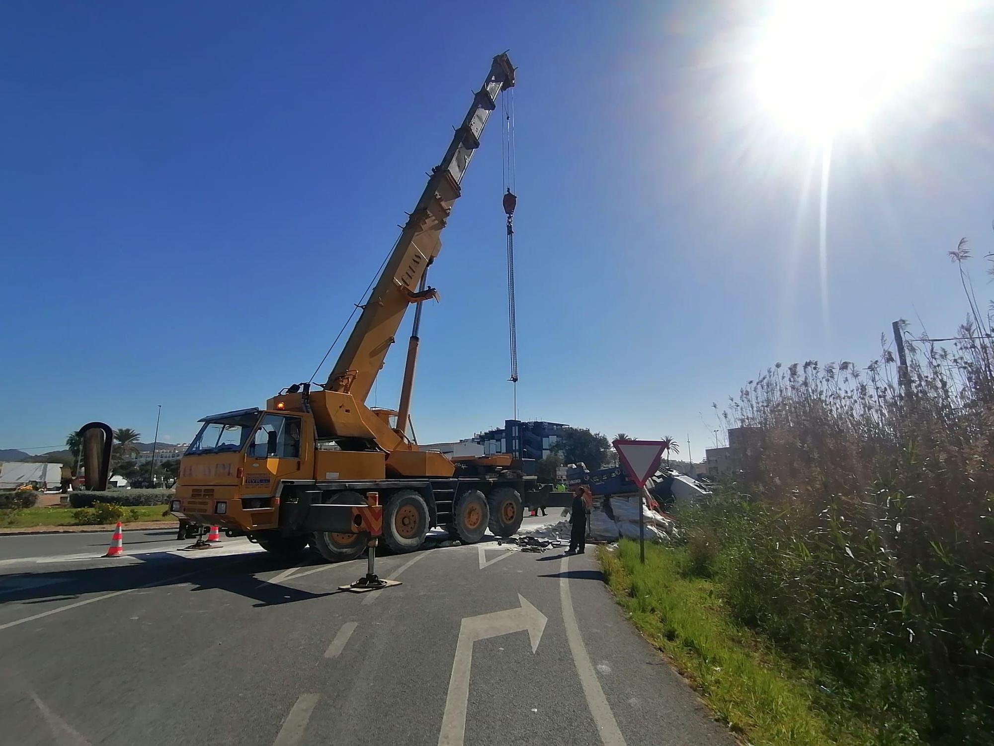 Un camión pesado vuelca en la rotonda de los podencos de Ibiza