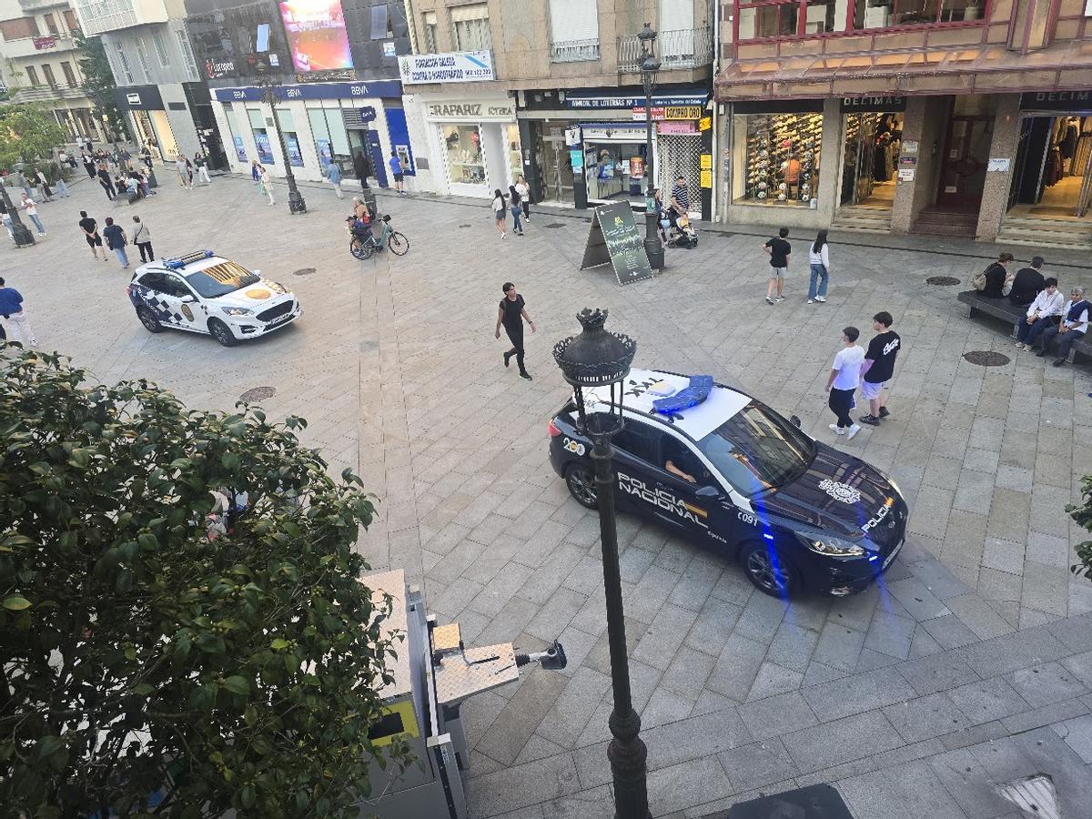 La policía en la plaza de Galicia, a escasos metros del hotel en el que ocurrieron los hechos.