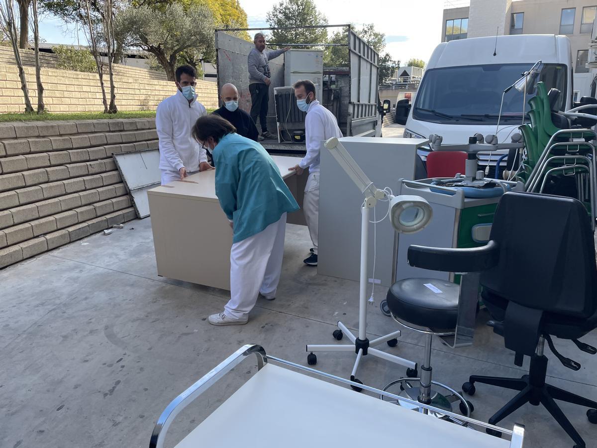 Celadores descargan un camión a su llegada al hospital