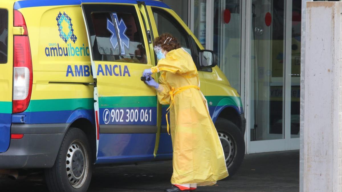 Sigue la última hora del coronavirus en Zamora. En la imagen personal sanitario en el Hospital Virgen de la Concha.