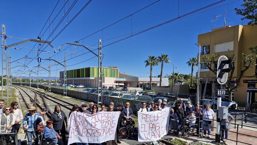 iana denuncian el aislamiento de dos barrios tras el cierre del paso a nivel del metro