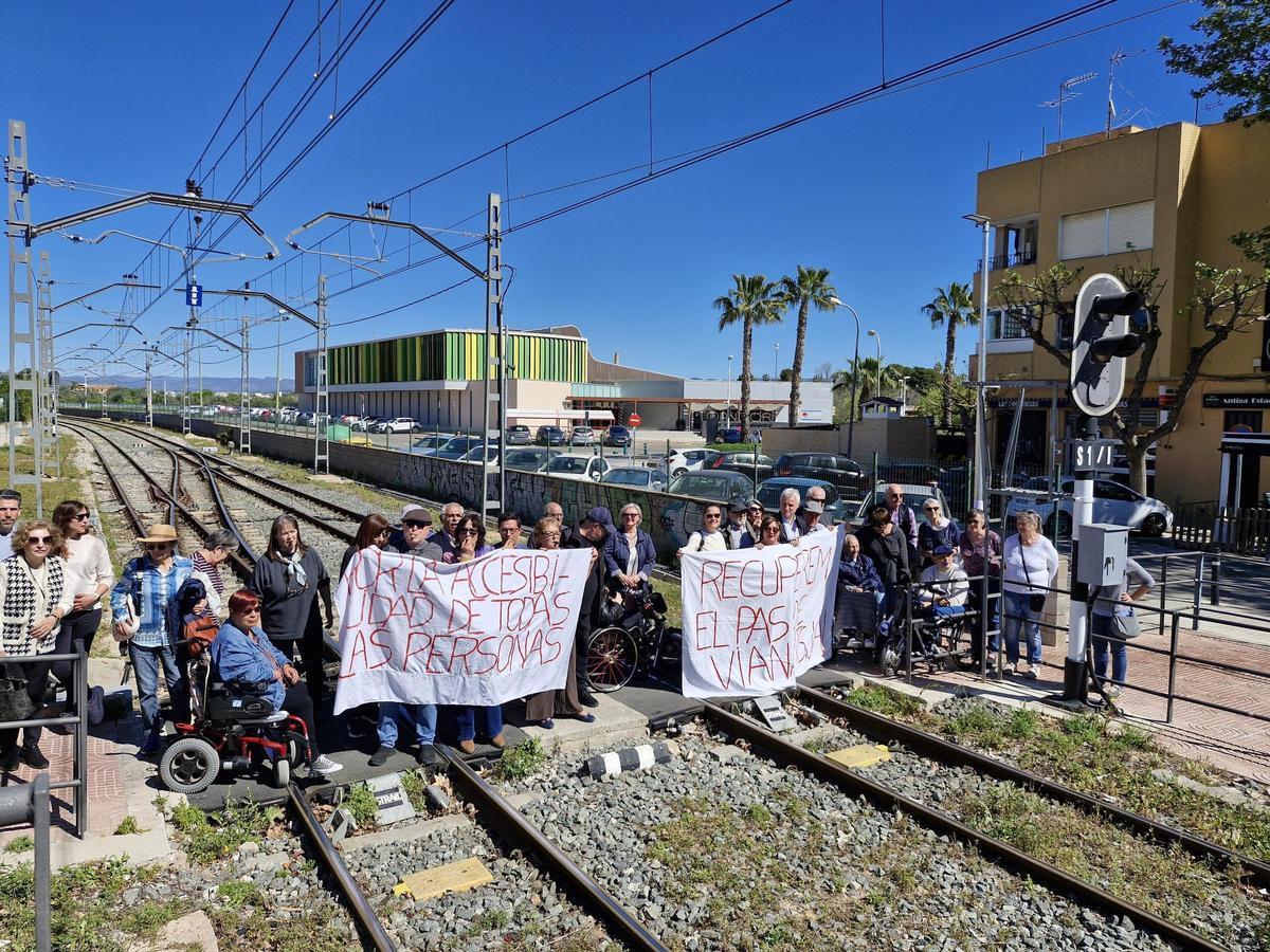 Concentración vecinal como protesta por la supresión del paso peatonal de la estación de l'Eliana.