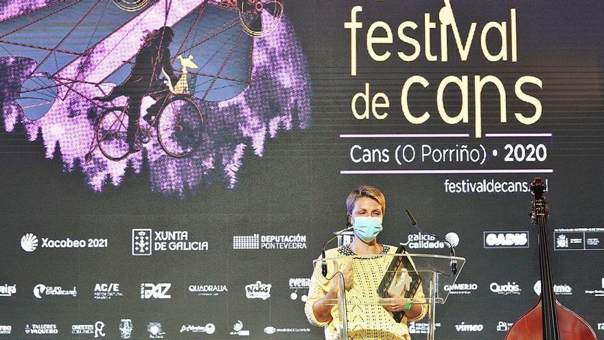 La viguesa Noemí Chantada, anoche en el Festival de Cans, tras recibir uno de los premios.