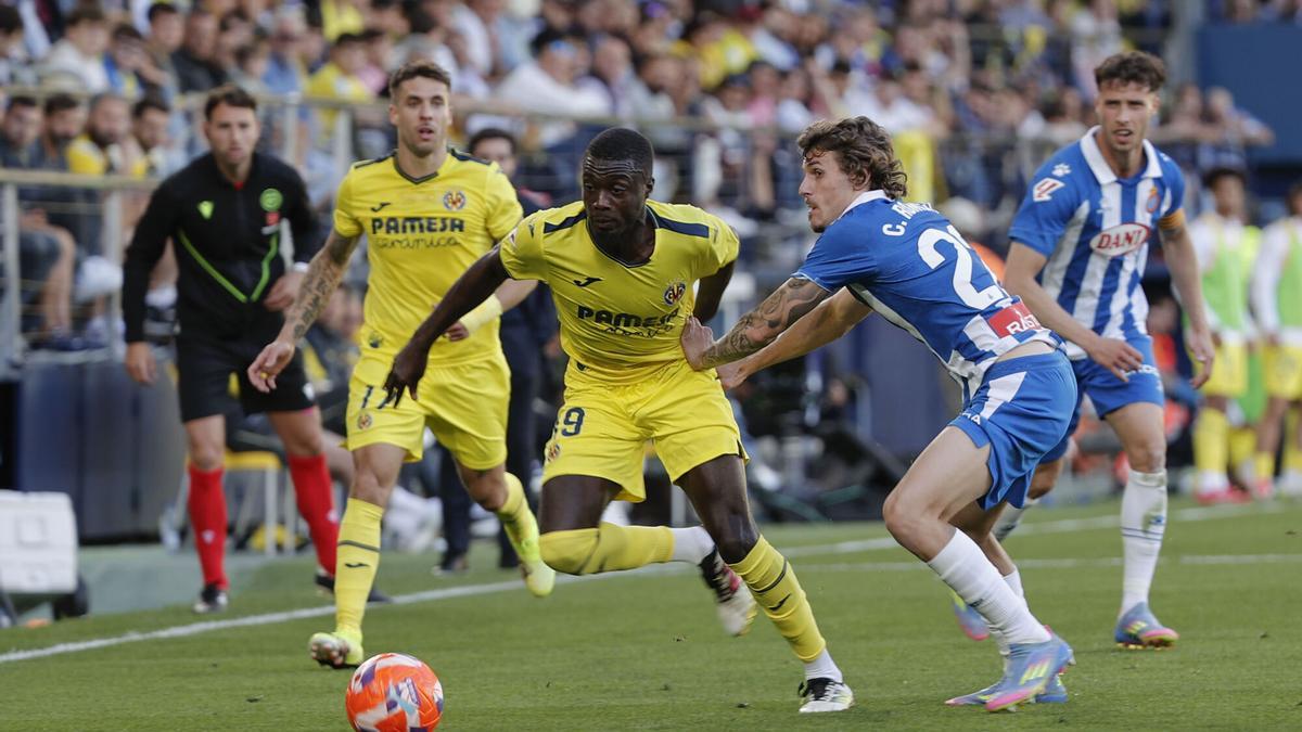VILLARREAL, 27/04/2025.- El delantero del Villarreal Tajon Buchanan (i) y el defensa del Espanyol Carlos Romero durante el partido de Liga que disputan el Villarreal y el Espanyol, este domingo en el estadio La Cerámica de Villarreal. EFE/ Manuel Bruque