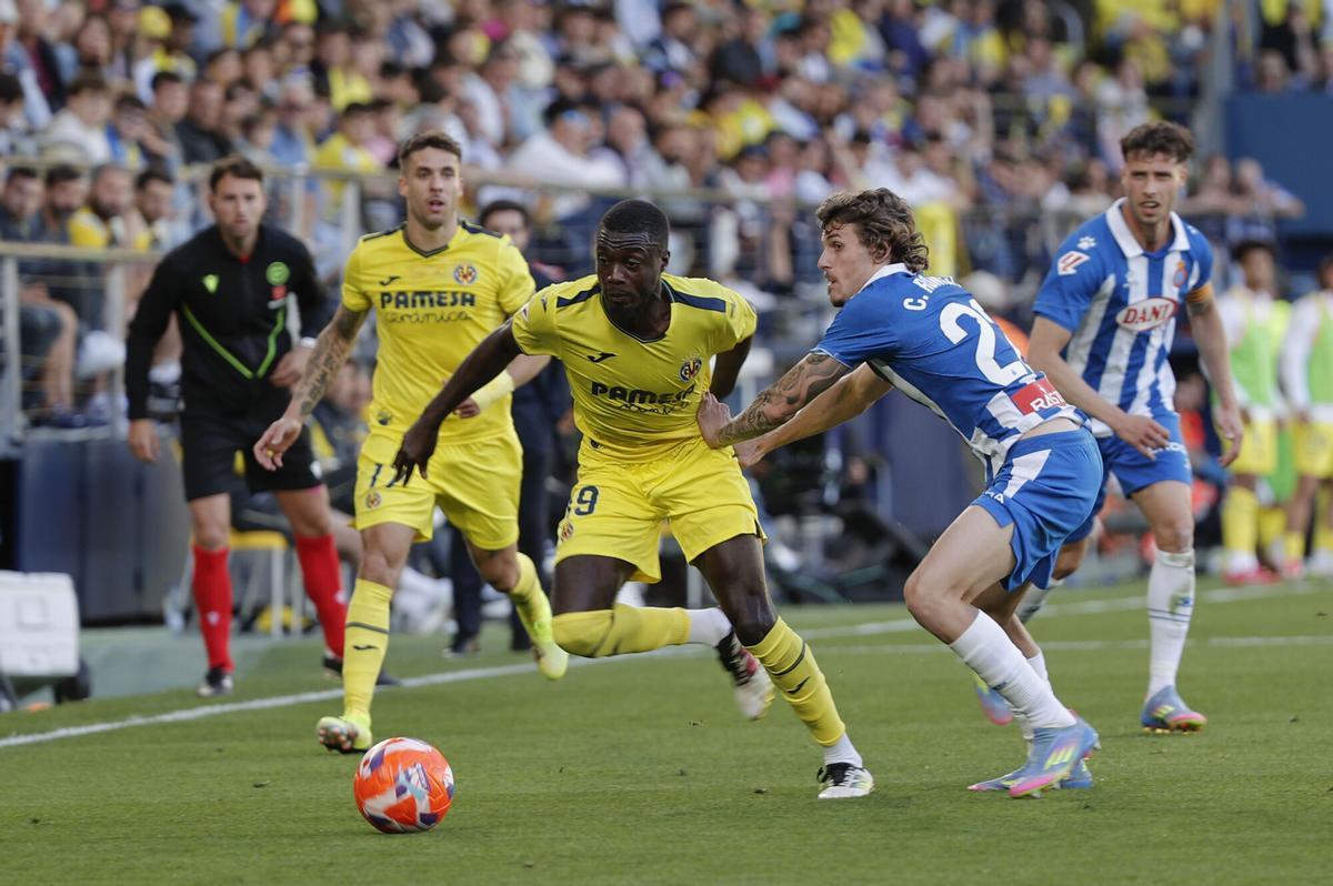 VILLARREAL, 27/04/2025.- El delantero del Villarreal Tajon Buchanan (i) y el defensa del Espanyol Carlos Romero durante el partido de Liga que disputan el Villarreal y el Espanyol, este domingo en el estadio La Cerámica de Villarreal. EFE/ Manuel Bruque