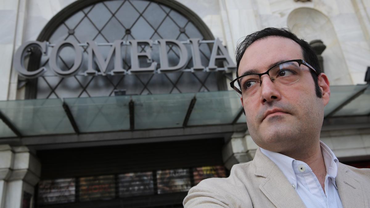 Víctor Baldoví Yuste, en la puerta del cine Comèdia de Barcelona