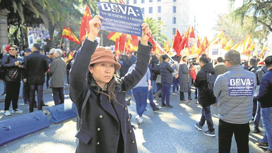 El bloqueo de cuentas irrita a la comunidad china de España