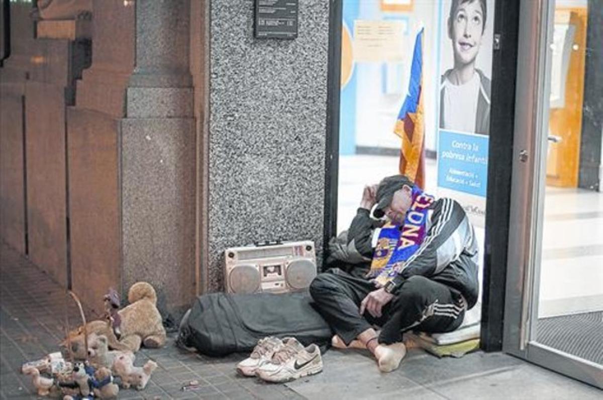 Un home dorm davant d’un caixer del passeig de Sant Joan, dimarts passat.