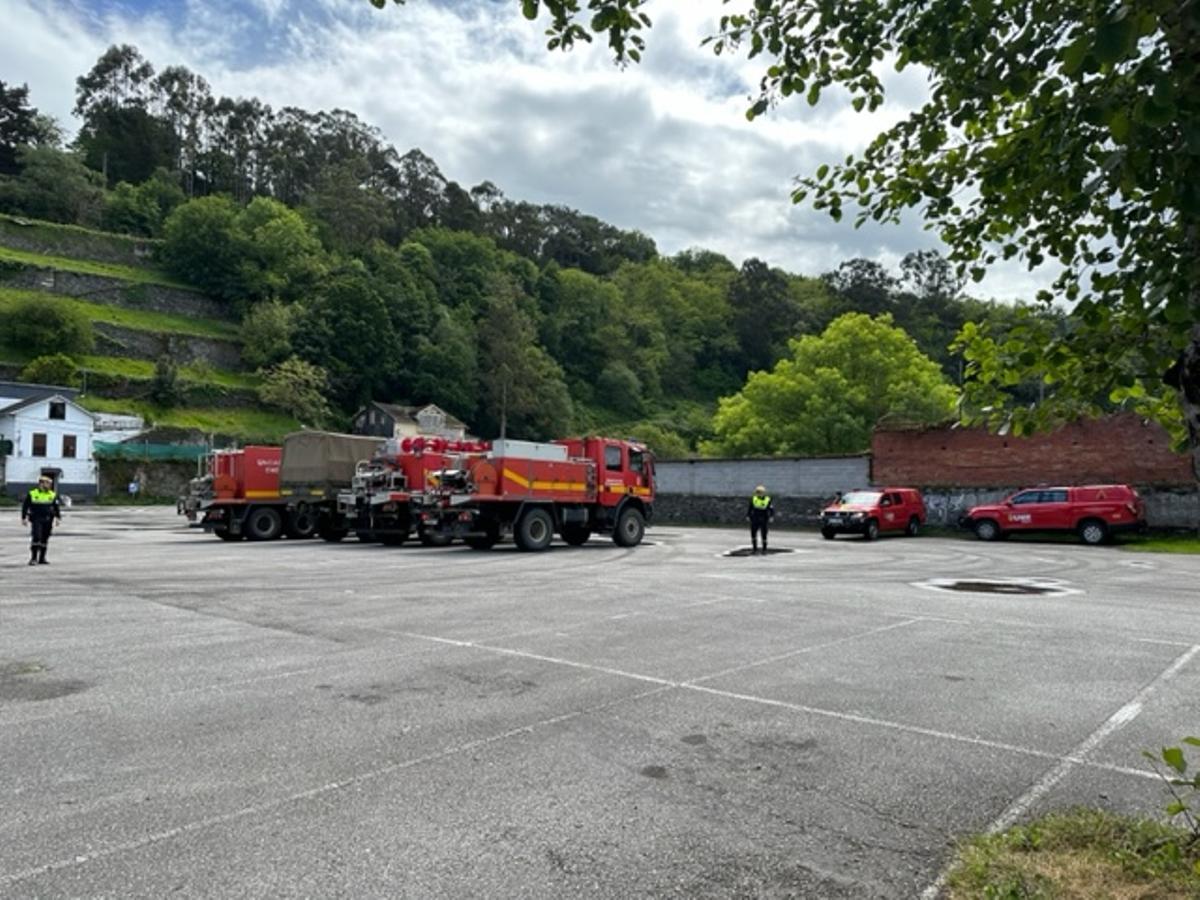 En imágenes: la llegada de la Unidad Millitar de Emergencias (UME) al polideportivo de Luarca