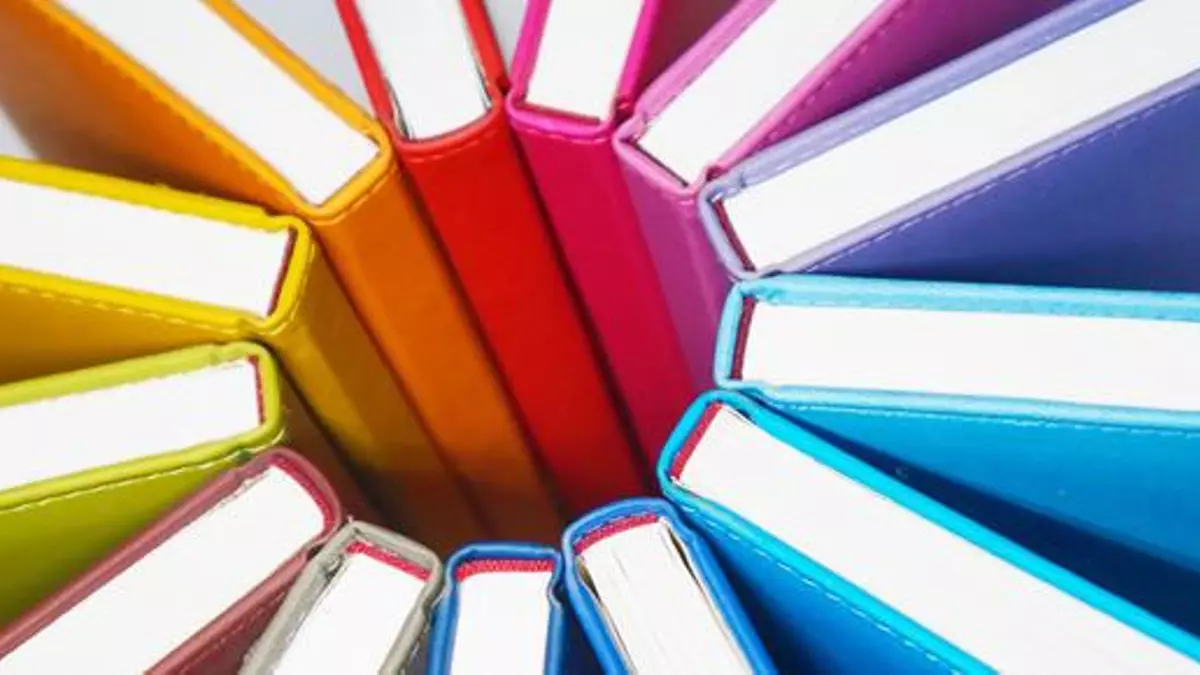 Hasta el gorro del forro: cómo forrar libros sin perder los nervios