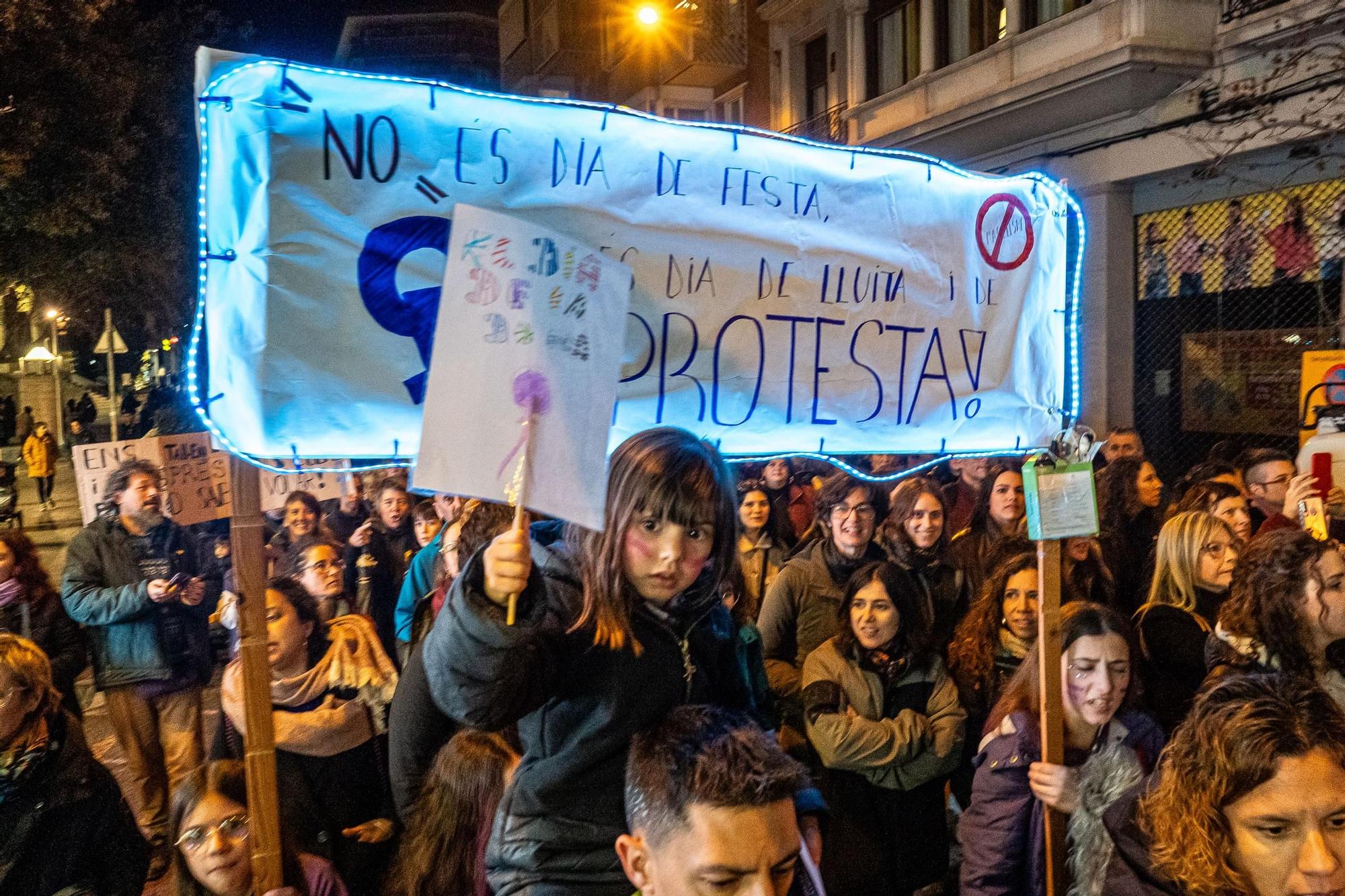 La manifestació del 8-M a Manresa, en imatges