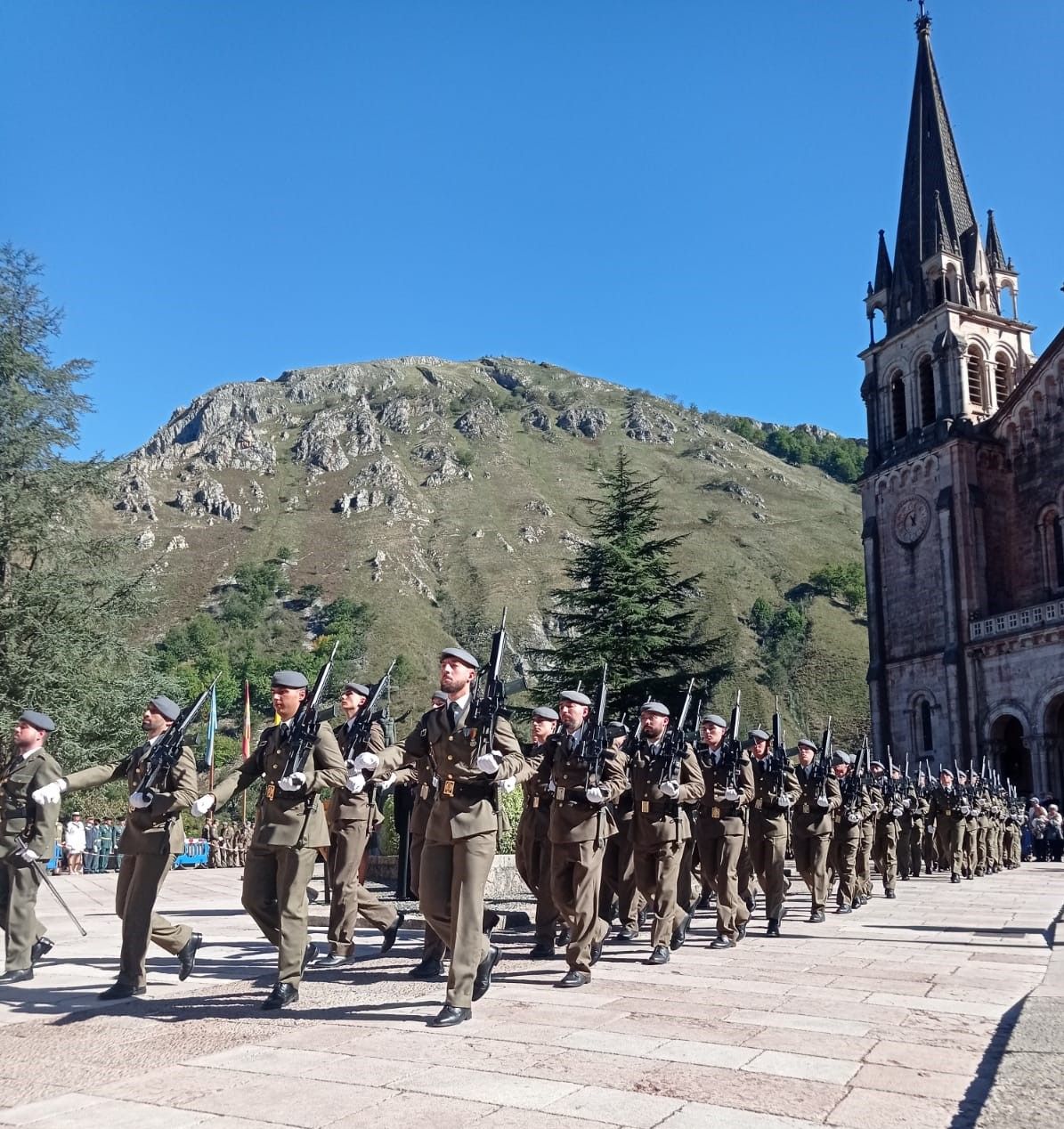 Multitudinaria jura de bandera en Covadonga, con imágenes para la historia en el real sitio