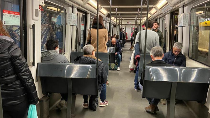 Interior d&#039;un dels vagons de metro a dos quarts de vuit del matí