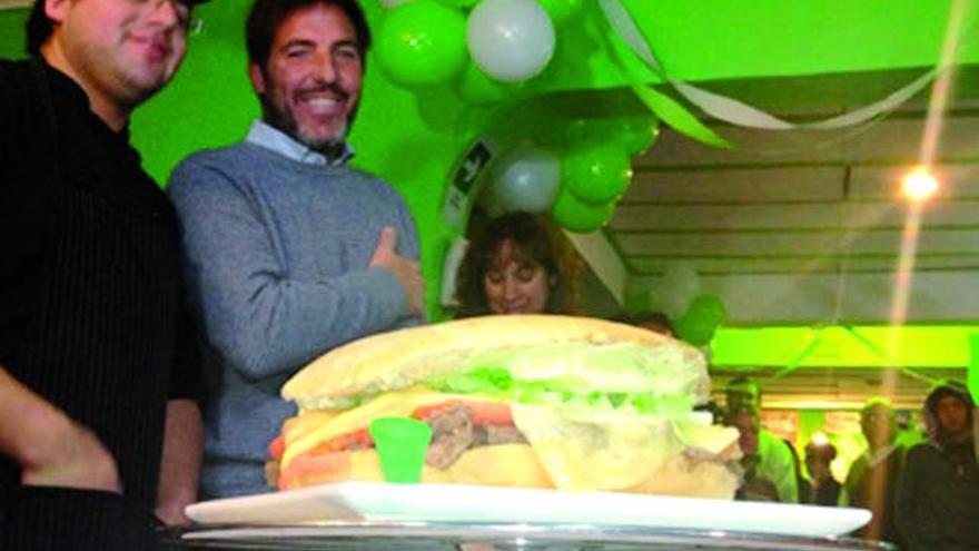 Berizzo observa su propio sándwich.