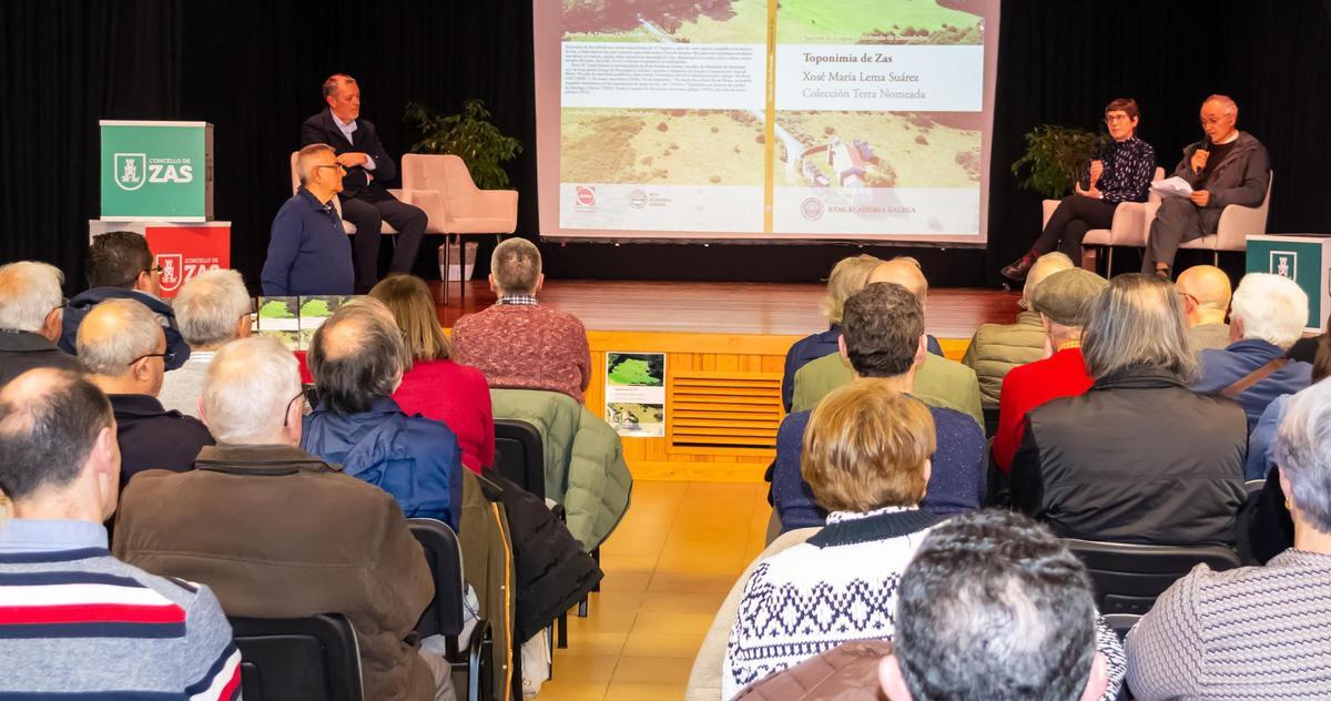 Xosé María Lema, á esquerda de pé, na presentación de 'Toponimia de Zas'.