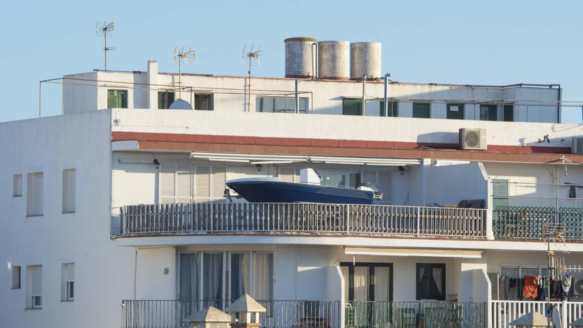 Lancha en una terraza en Menorca para evitar el coste del amarre