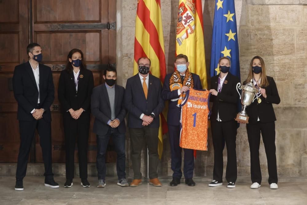 La visita del Valencia Basket a las instituciones