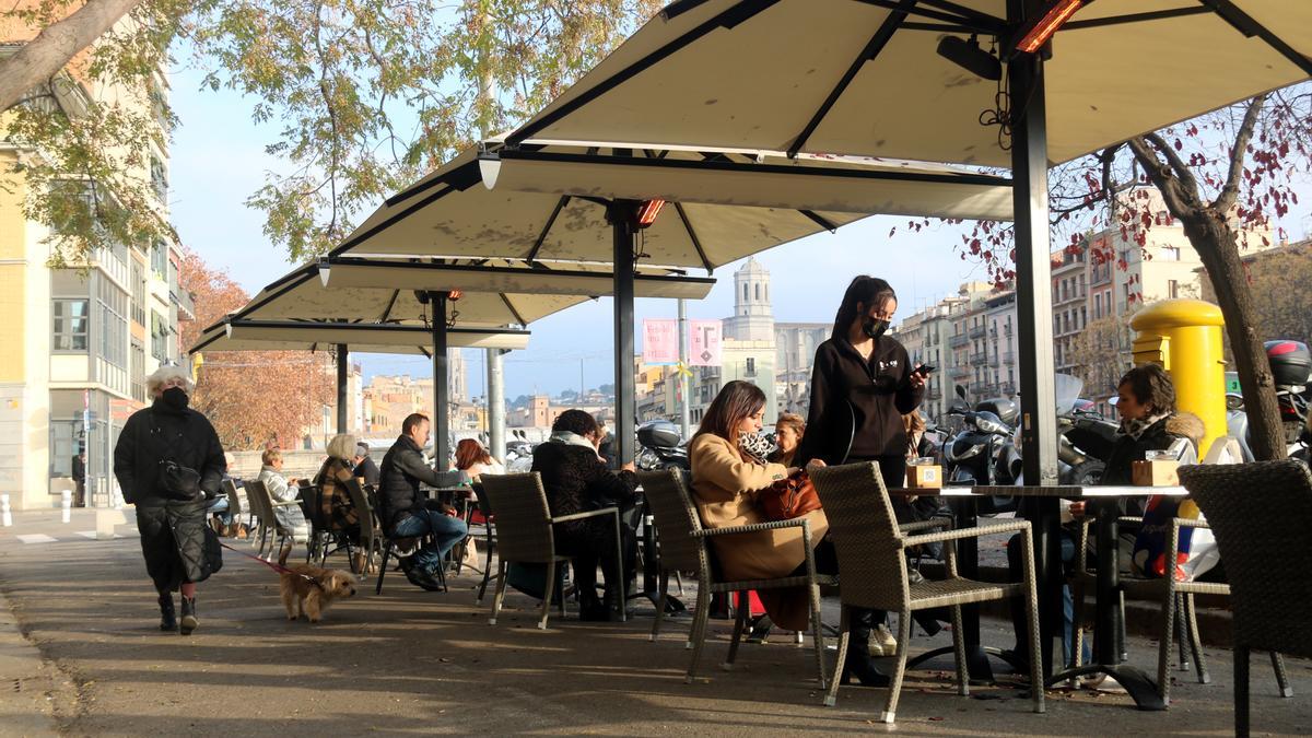 Pla general de clients esmorzant en una terrassa de la plaça Catalunya