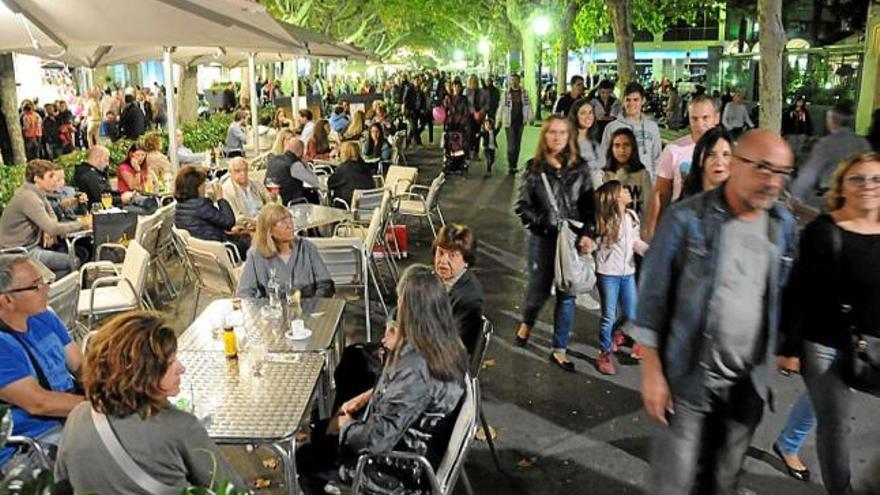 Vianants omplint el centre del Passeig, dissabte a la nit