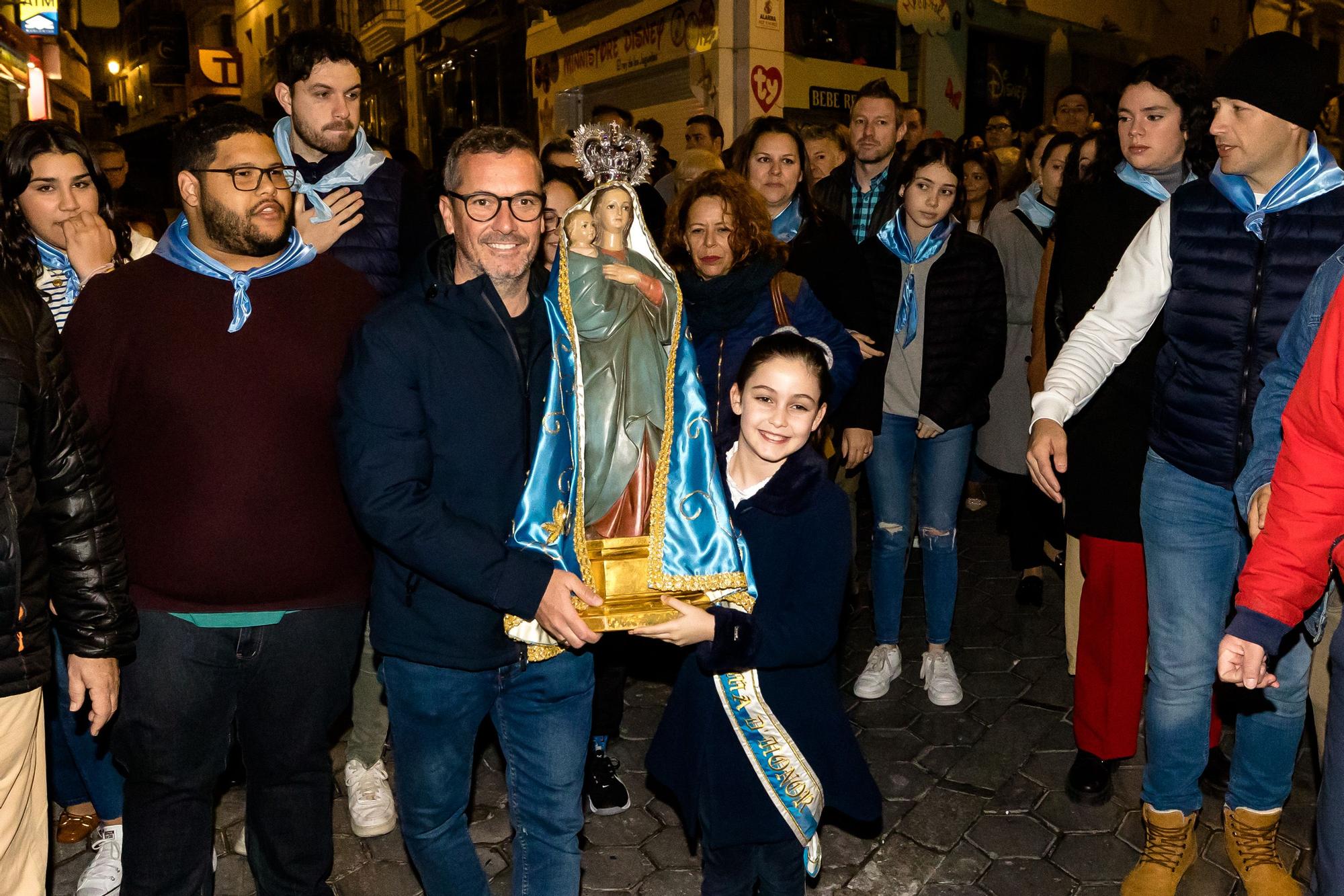 Devoción en Benidorm en la procesión de L'Alba