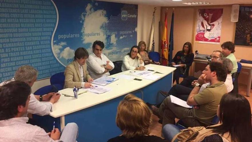 Encuentro de alcaldes, exalcaldes y ediles del PP y la conselleira para hablar de la vía ártabra.