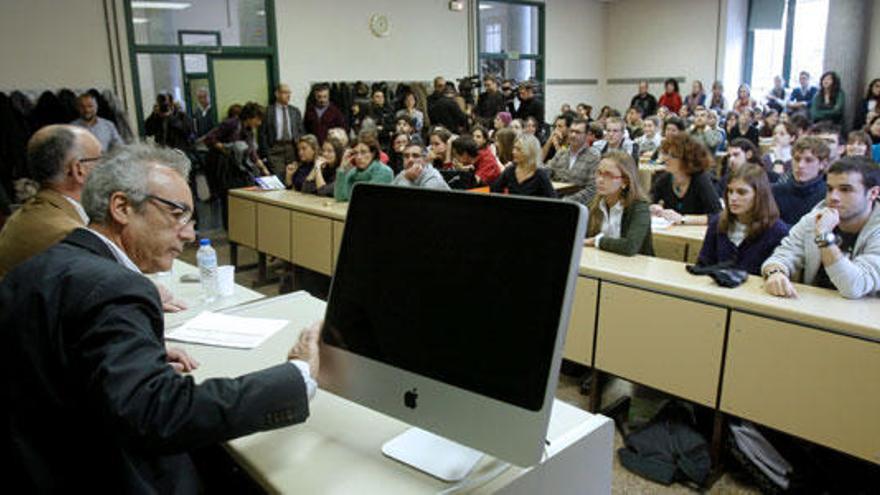 El escritor Juan José Millás presentó hoy su última novela, &quot;Lo que sé de los hombrecillos&quot; en la Universidad de Oviedo.