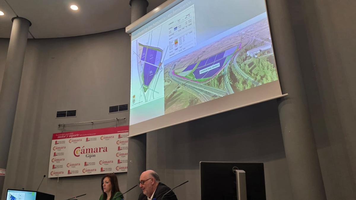 La directora general de Transportes y Lógistica, Laura Paredes, y el presidente de la Asociación de Centros de Transportes de España, Ramón Vázquez, en el Foro de Gijón. El Puerta del Noroeste aparece en la imagen.