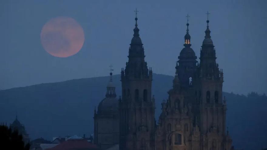 Llega la &#039;Luna Rosa&#039; de abril: a qué hora es, cuál es su significado y desde dónde verla en Santiago