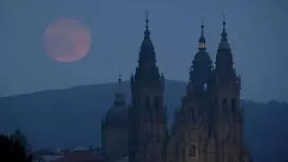 Llega la 'Luna Rosa' de abril: a qué hora es, cuál es su significado y desde dónde verla en Santiago