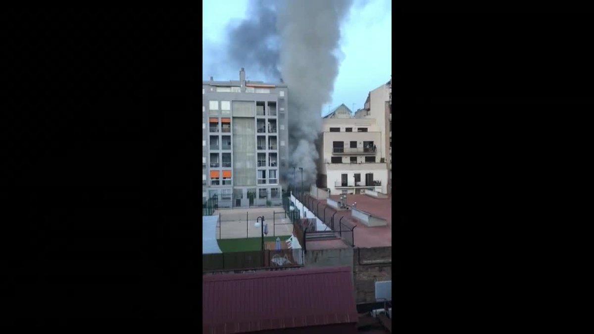 Un incendio en una estación de ITV obliga a desalojar varios inmuebles en el Eixample de Barcelona.