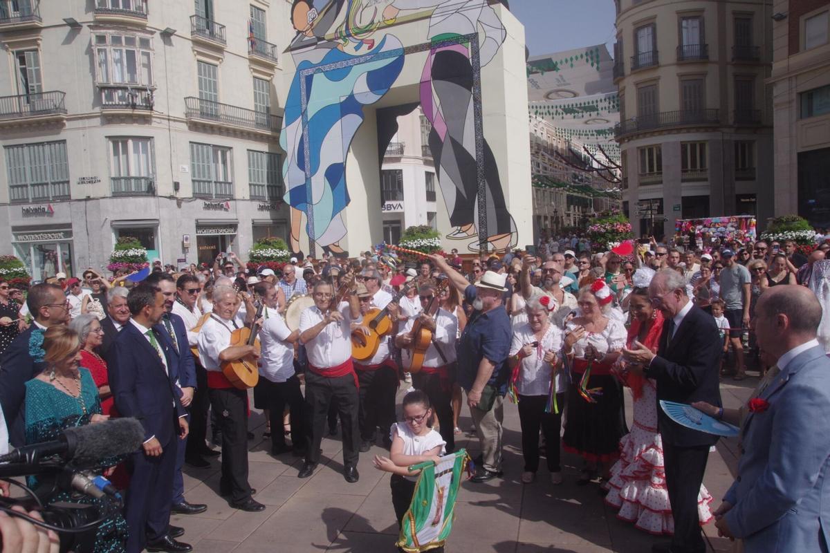 Málaga peregrina ante la Victoria para comenzar su Feria