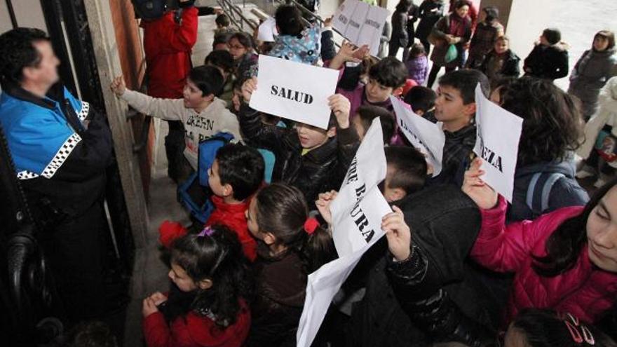 Niños del Juan XXIII se trasladan con sus padres a la puerta del Ayuntamiento para exigir una solución.