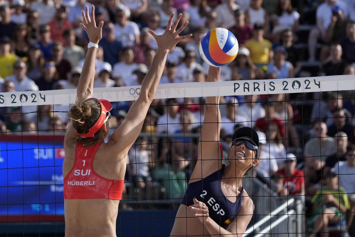 Paula Soria atacando